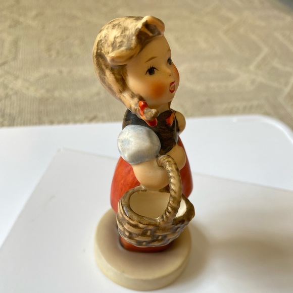 Hummel Goebel Vintage Figurine #96 Little Shopper - Picture 2 of 12